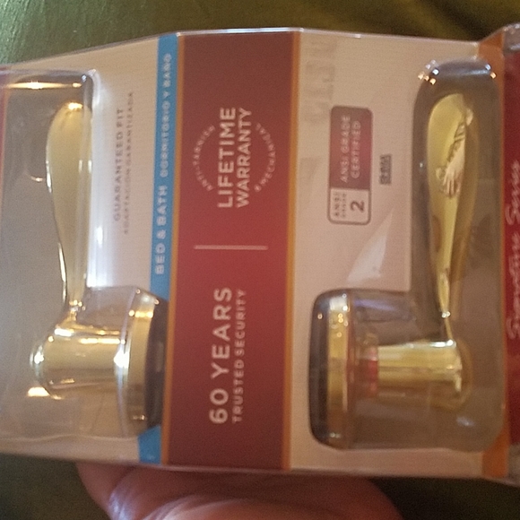 Set of 2 Kwikset signature series locking brass finish door handles, new. - Picture 2 of 3
